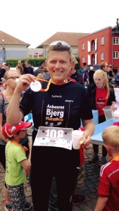 Glad løber Klaus med medaljen i lørdags den 18/666.